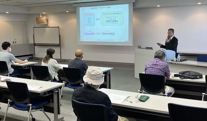 プライベート・アセットの特長やポイントなどを解説する井上部長(10月17日、博多座・西銀ビル)