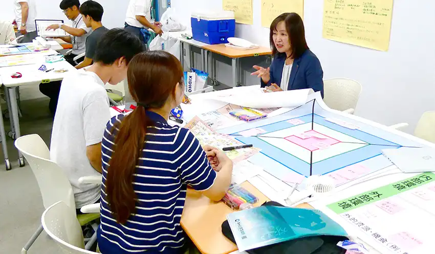 観光プランの立案をサポートする高橋推進役（大分大学提供）