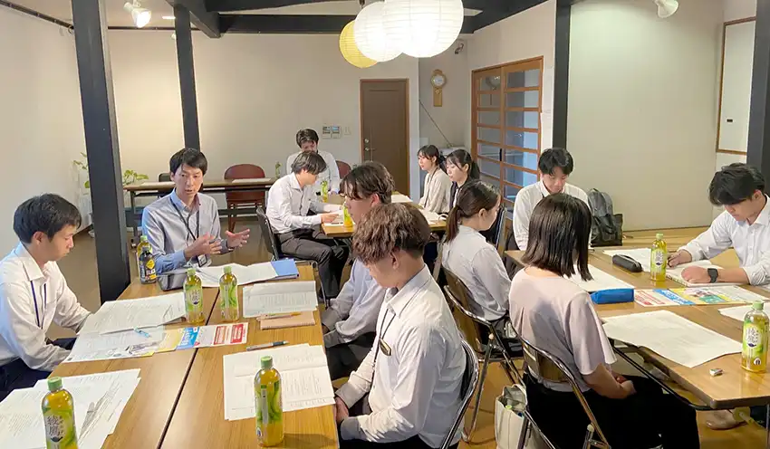 グループでミーティングする中堅・若手職員(9月17日、だいしんギャラリー、大分信金提供)