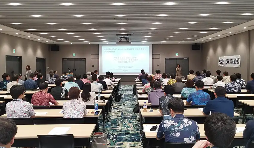 研修に参加する行職員ら(10月29日、中小企業振興会館、沖縄県信保協提供)