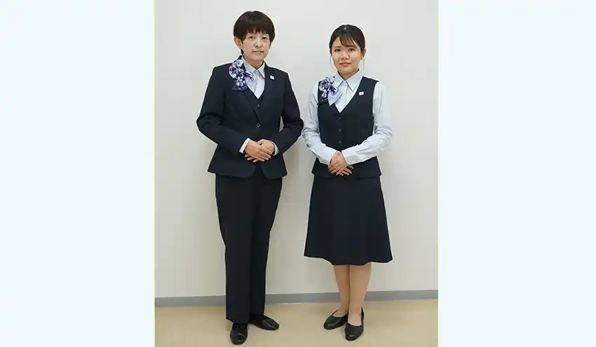 新制服のモデルを務めた女性職員（10月14日、同信金調布支店）