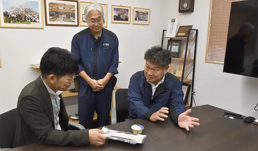 上野社長（右）と元岡裕晃常務（中央）から商品の特徴を聞く山田支店長（10月６日、上野水産）