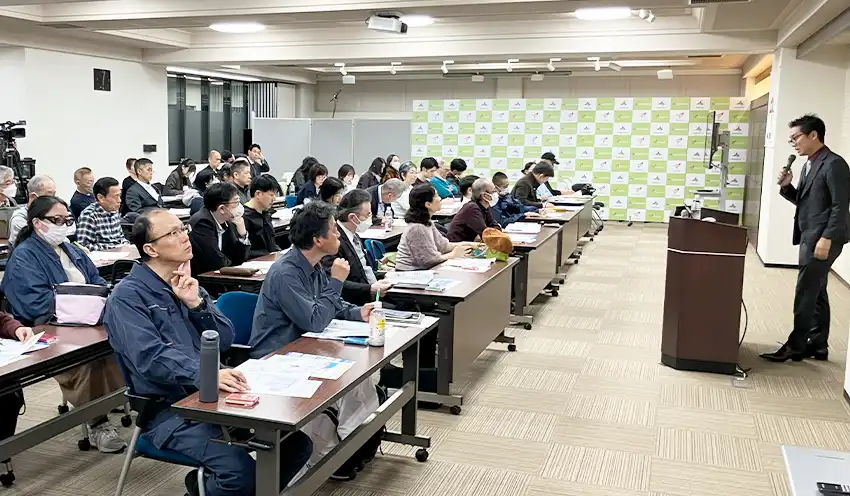 講演を聞く個人投資家（10月17日、札幌証券取引所）