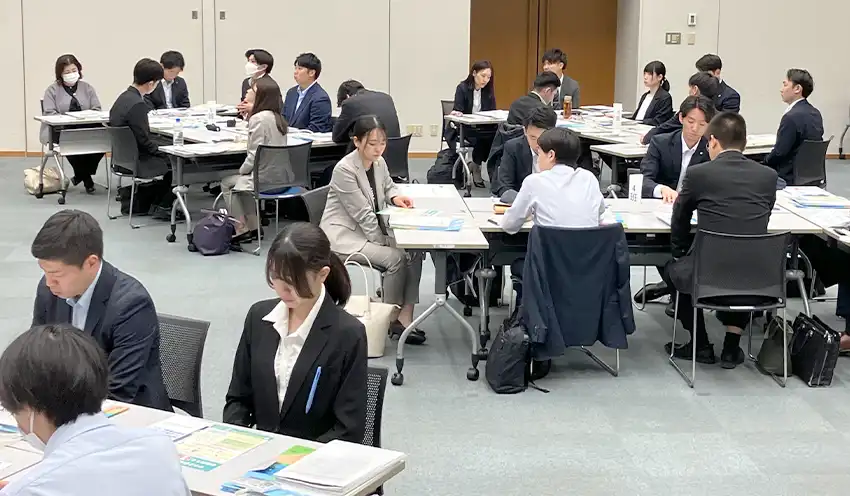 研修を受ける若手行職員（10月23日、滋賀県信用保証協会）