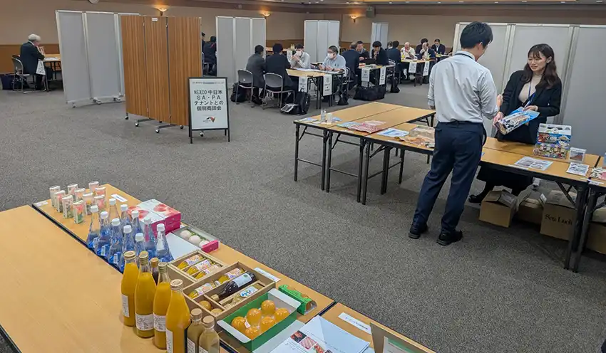 商談を進めるバイヤーとサプライヤー（10月16日、ツインメッセ静岡）