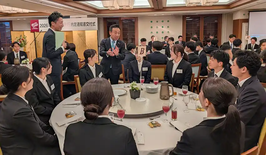 内定通知書を手渡した後、銀行業務を説明する八木頭取（中央、10月1日、中島屋グランドホテル）