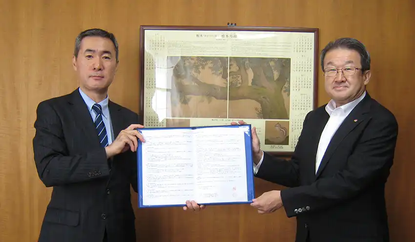 施設相互利用で素早い地域復旧に期待する伏木理事長（右）と加治原支店長（10月6日、栃木信金本店）