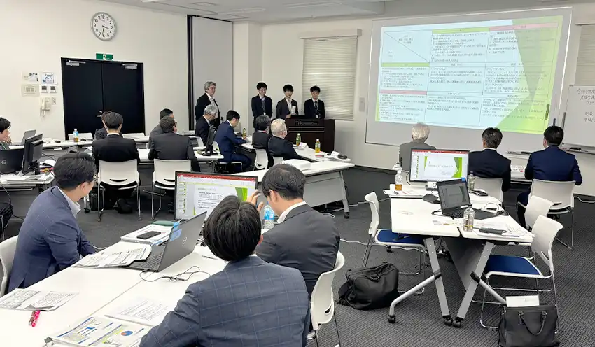 3行3信金の行職員がプレゼンを行った発表会（10月22日、T.I.S.カンファレンスセンター）