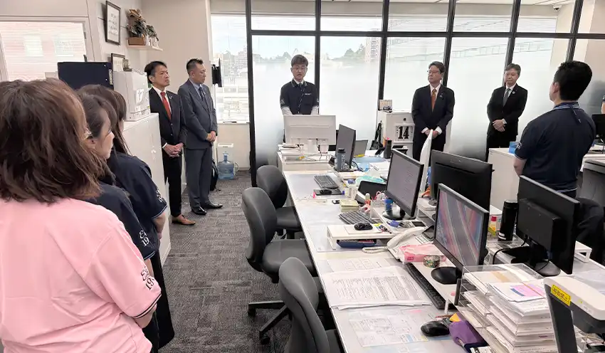全体朝礼であいさつする大山支店長（中央奥、10月14日、宇都宮支店）