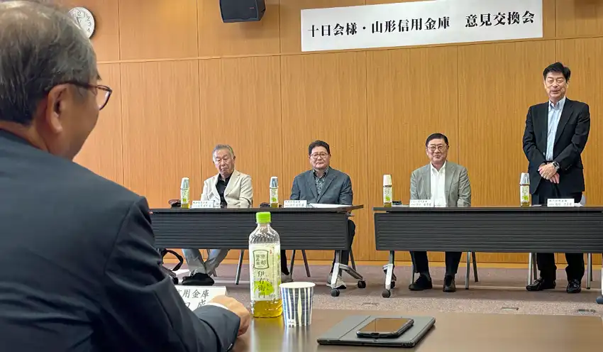 視察受け入れに感謝の言葉を述べる稲垣孝幸・瀬戸信金理事長（右、10月8日、山形信金本部）