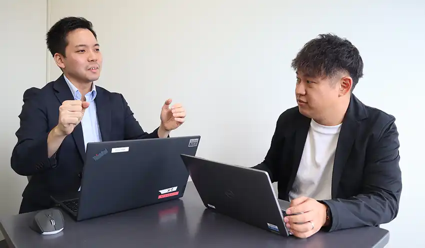 新サービスの方針を話し合う室伏さん（左）と小田切室長代理（9月25日、本店）