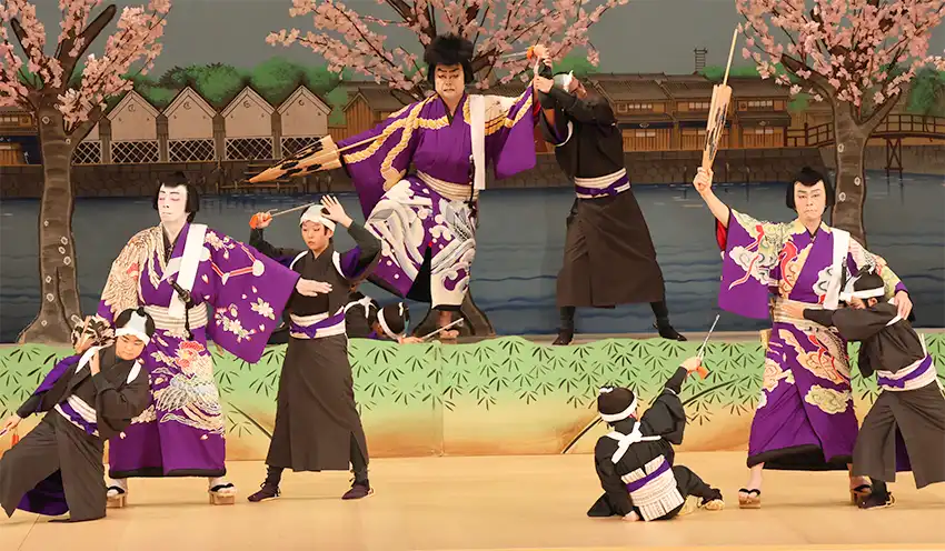 「白浪五人男」を披露する市民（10月26日、久留米シティプラザ）