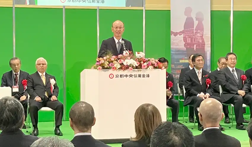 開会のあいさつをする植村理事長（10月8日、京都パルスプラザ）
