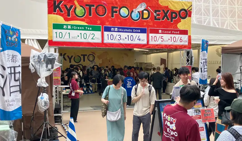 来場者でにぎわう会場（10月3日、関西パビリオン多目的エリア）