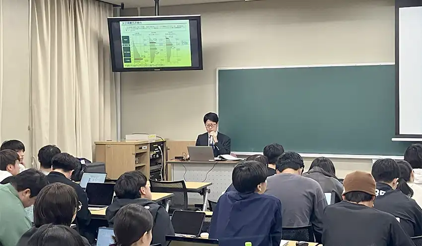 近畿財務局の職員が講師を務めた財政教育の「出前授業」（10月23日、大阪教育大）