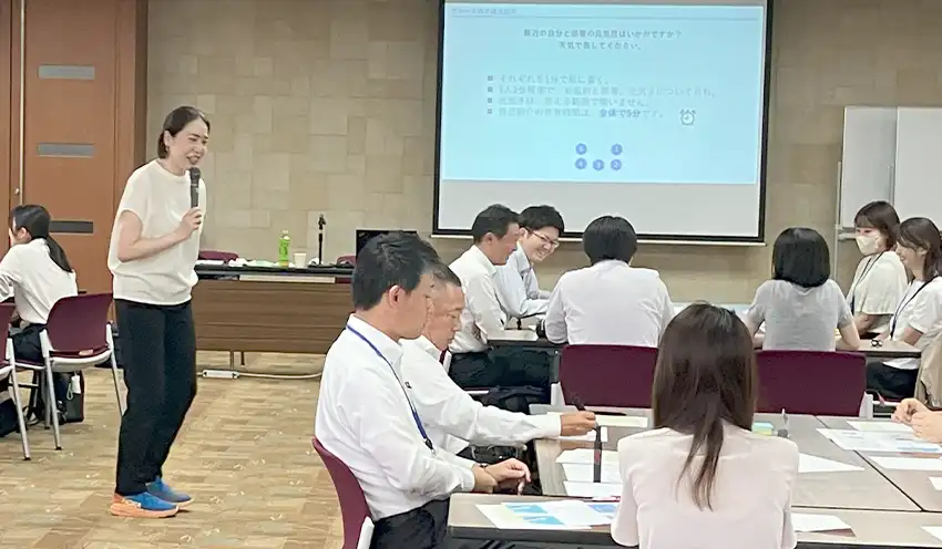 働きやすい職場へグループワークも実施した研修（10月8日、日新信金本店）