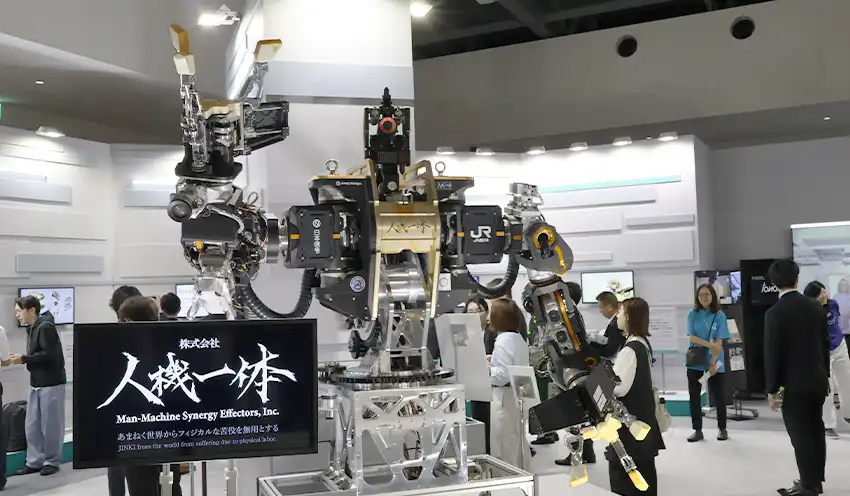 人型重機ロボットなど先端技術が展示された会場（10月3日、EXPOメッセWASSE）