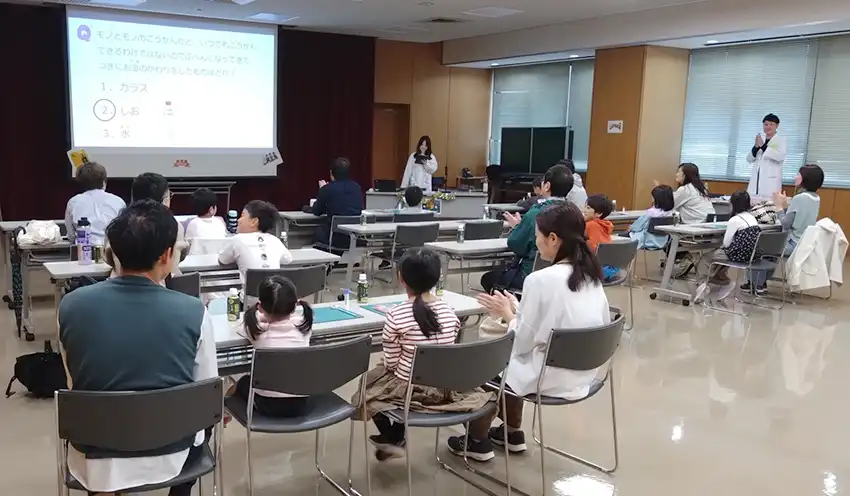 親子でおこづかいの管理を学んだ(10月26日、本店、敦賀信金提供)