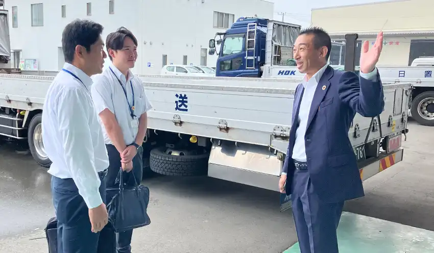 日置社長（右）から事業の展開を聞く森支店長（左）と担当者の井上聡渉外課副課長（9月25日、日置運送）