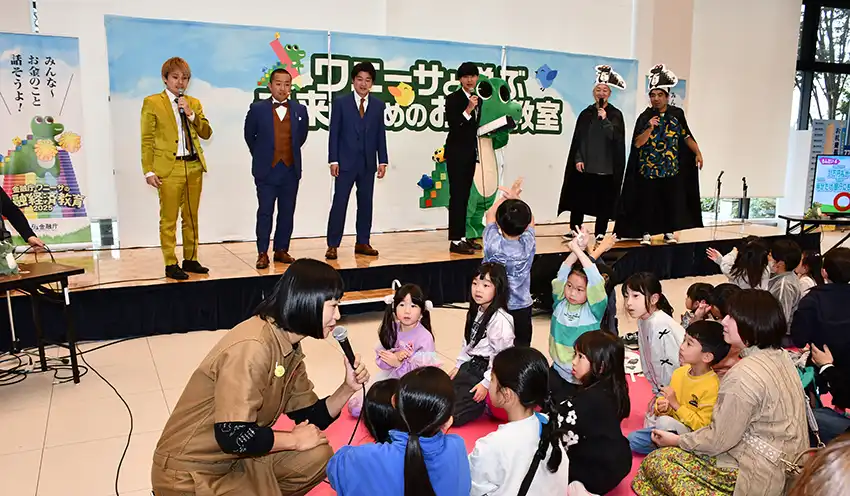 ワニーサと吉本興業の芸人が登場したステージショー（10月25日、イオンモール新利府）