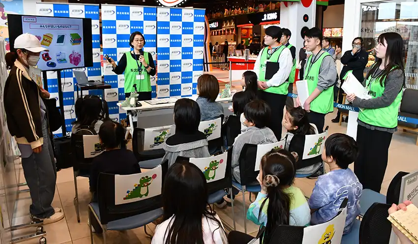 東北財務局のブースでは職員と東北学院大学の生徒が講義を盛り上げた（10月25日、イオンモール新利府）