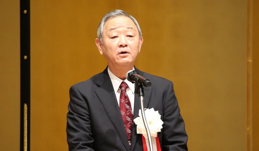 大会冒頭、あいさつする柳沢会長（10月17日、東京都千代田区）