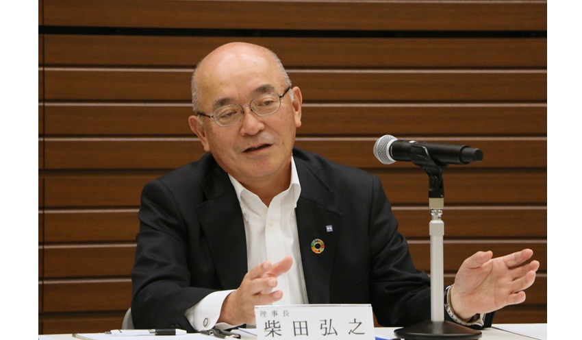 決算の概要を説明する柴田理事長(10月30日、東京都中央区)