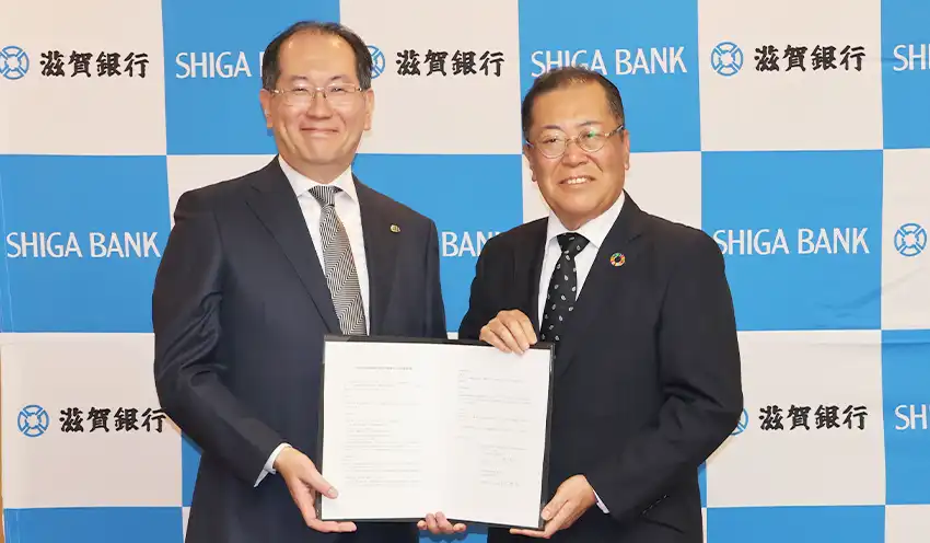 包括連携協定を締結した土井会長（左）と久保田頭取（10月21日、滋賀銀行本店）