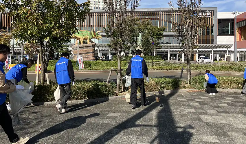 福井駅周辺を清掃する福井信金職員（10月25日、福井市内）
