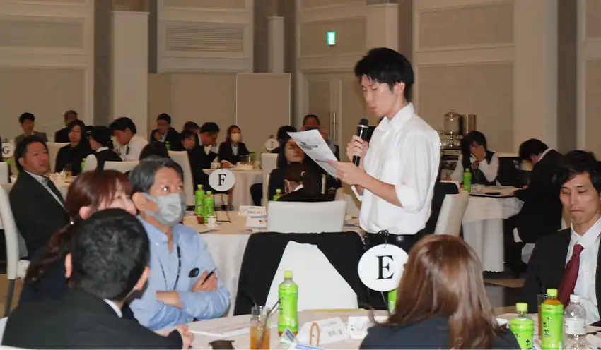 グループディスカッションで議論した内容を発表する参加者（10月22日、郡山市内）