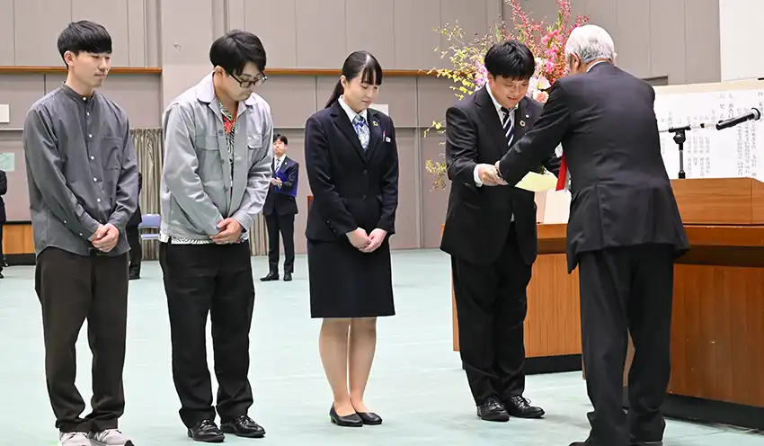 最優秀賞の賞状を授与する樋口会長(右、10月25日、郡山市)