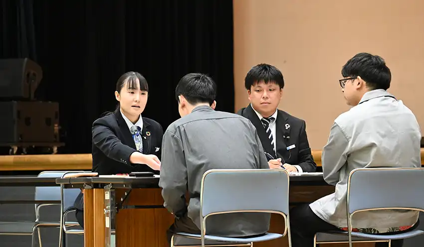 事業性融資の推進を実演するひまわり信金の職員（10月25日、郡山市）
