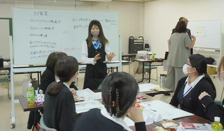 グループワークにて改善案を出し合う職員ら（10月21日、山形市内）