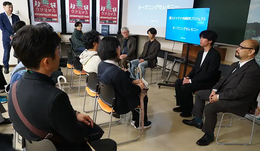 制作した動画について説明する学生や担当教授ら(10月25日、駿河台大)