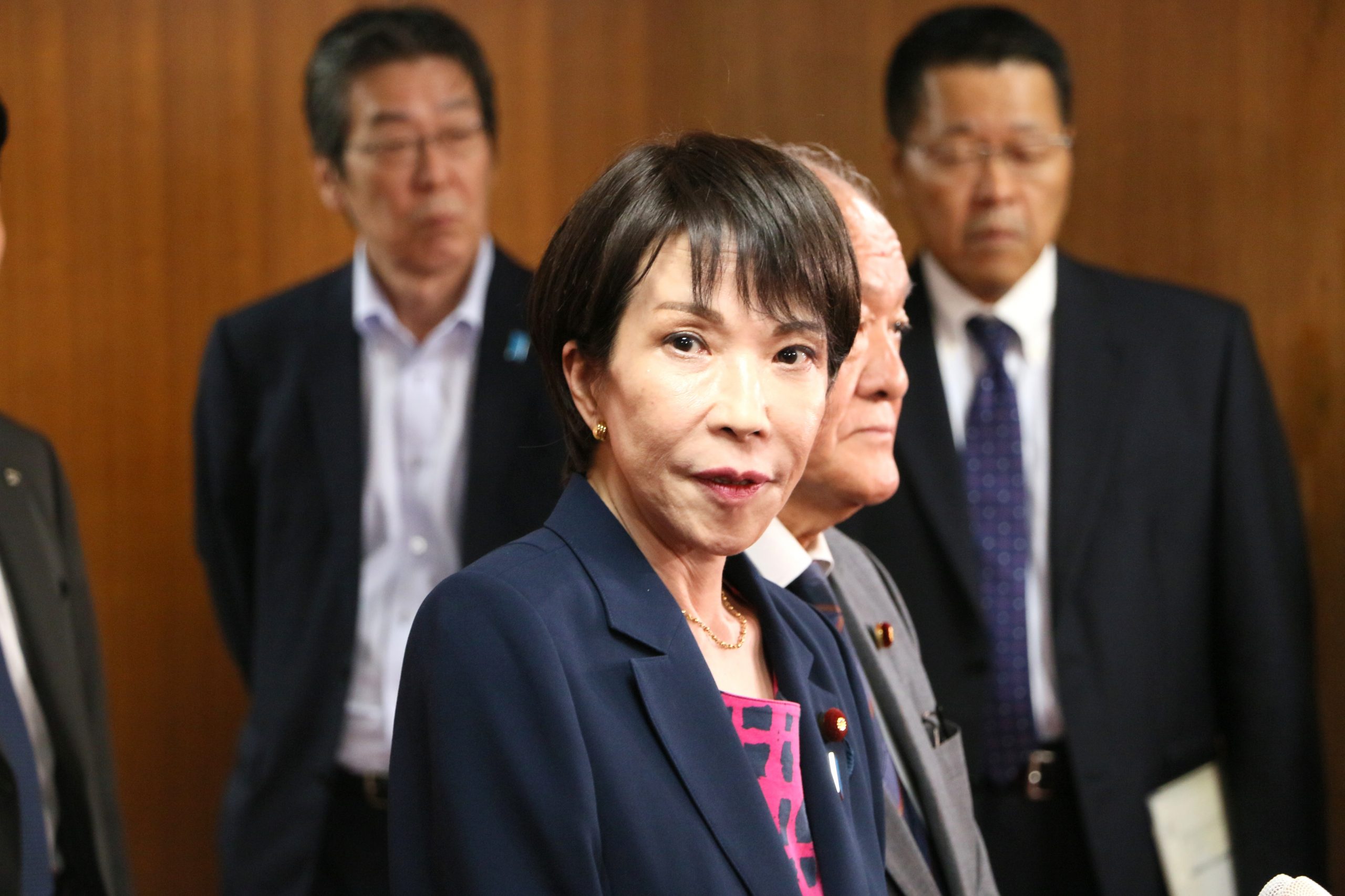 記者団からの質問に答える高市氏（10月10日、自民党本部）
