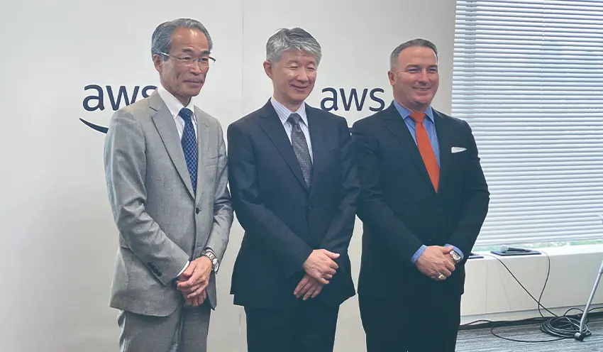 TDnetのモダナイゼーションでタッグを組む（左から）AWSの鶴田規久常務執行役員金融事業統括本部長、田倉CIO、マリンズ氏（11月5日、目黒セントラルスクエア）