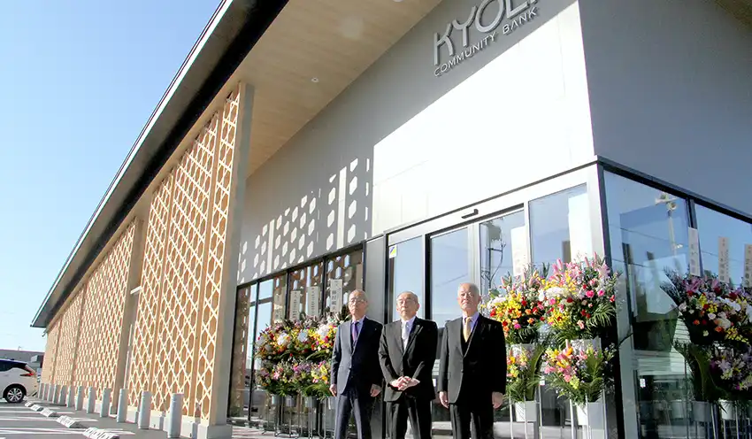 移転新築の白根支店。左から2人目は池内理事長（11月4日、新潟市南区）