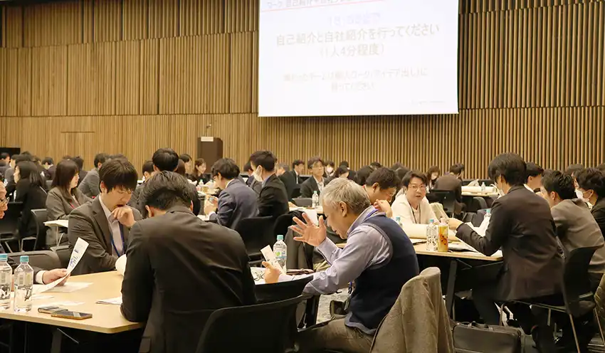 自社の強みを踏まえてアイデアを出し合うグループワーク（高輪ゲートウェイシティ）