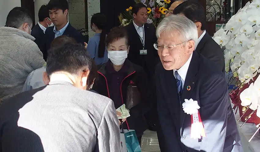 顧客を迎え入れる仲田頭取（10月4日、足利支店）