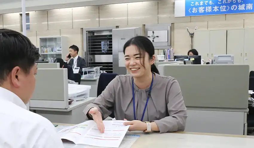 顧客とのコミュニケーションを重視する小口さん(10月23日、荏原支店)