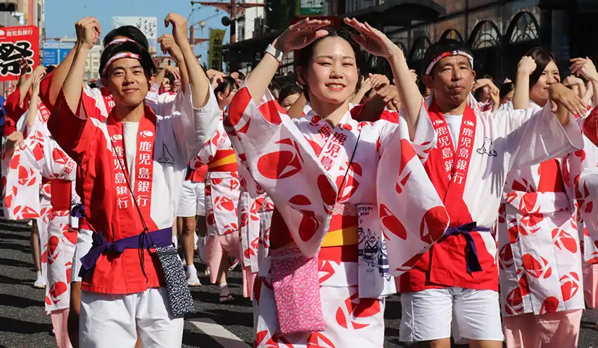 おはら節に合わせて踊った鹿児島銀行の若手行員（11月3日、鹿児島市）