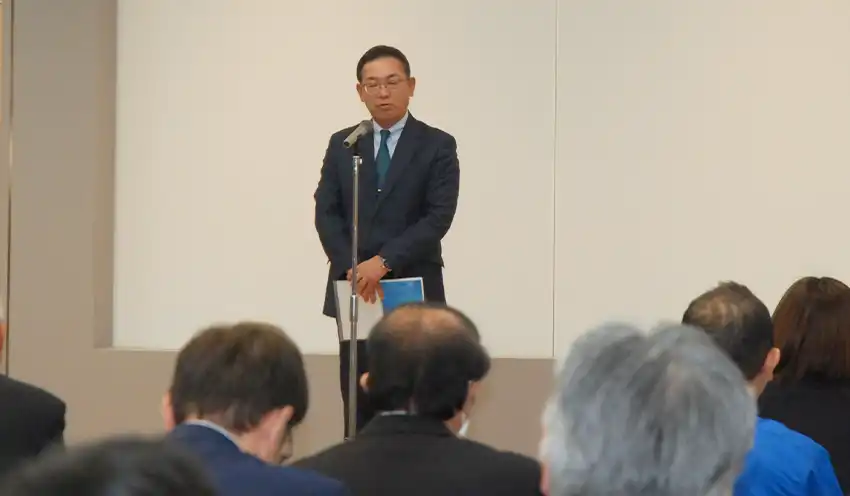 事業者に向けて挨拶する西塚頭取（11月5日、きらやか銀本店）