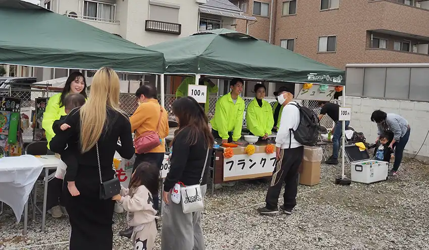 高田支店開設40周年で実施した「ちゅうしんmarche」（マルシェ、11月1日、高田支店、奈良中央信金提供）