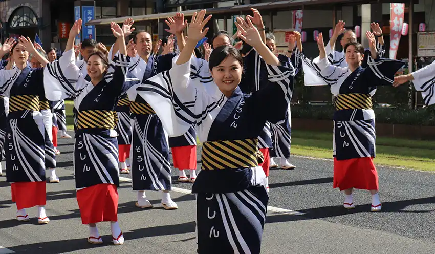 一糸乱れぬ踊りを披露した鹿児島相互信金の職員（11月3日、鹿児島市）