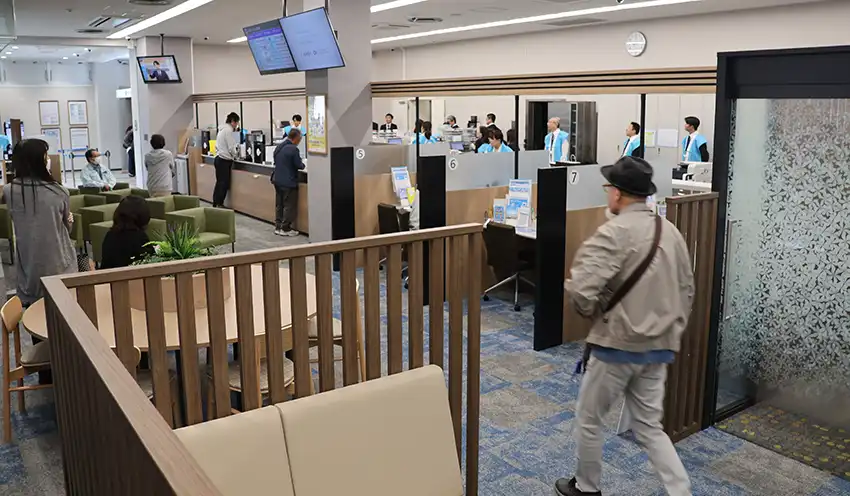 カウンターや床をリノベーションで刷新した店内（11月4日、直方支店）