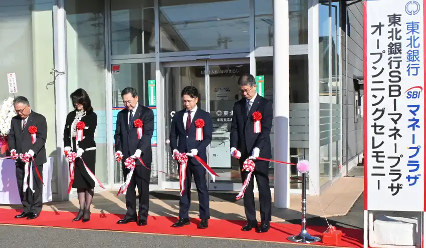 オープニングセレモニーでテープカットする村上尚登会長（中央、11月4日）