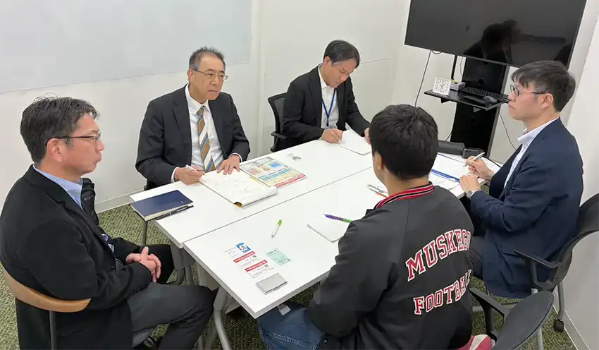 相談に応じるよろず支援拠点のコーディネーターら（11月4日、山形市内）