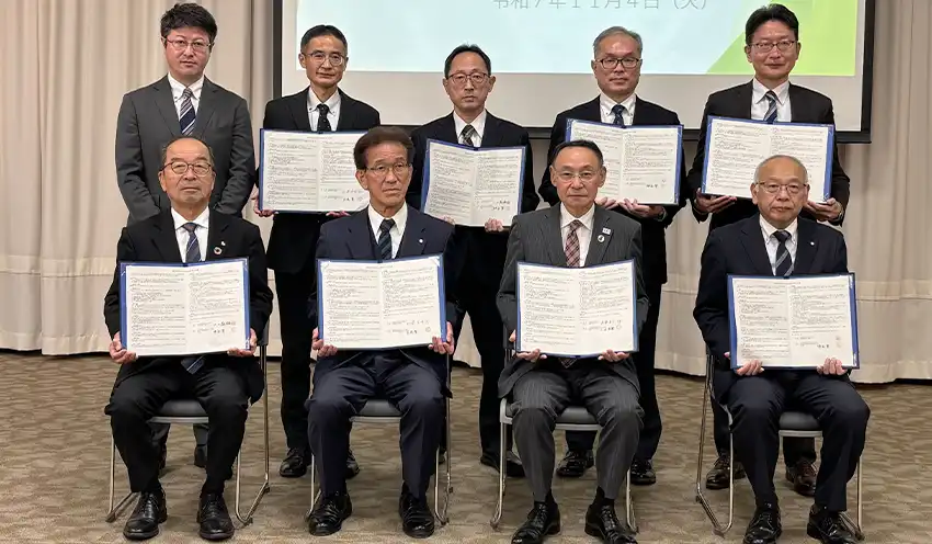 覚書を取り交わした（前列左から）山口盛雄・山形信金理事長、加藤秀明・米沢信金理事長、佐藤・鶴岡信金理事長、佐藤進・新庄信金専務融資部長（11月4日、山形商工会議所）