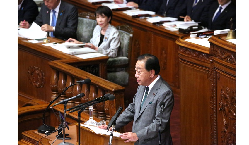 質疑に臨む野田代表（手前）と高市首相（11月4日、衆議院）